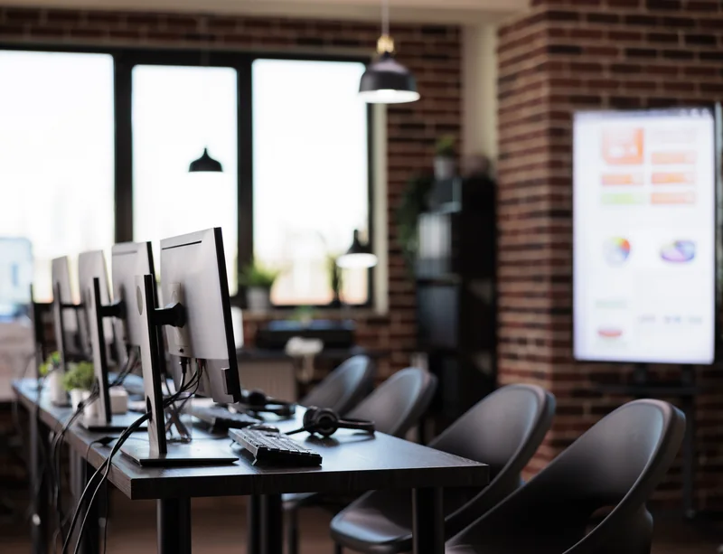 IT Arbeitsplatz mit Computer, NAS, Router und Technik